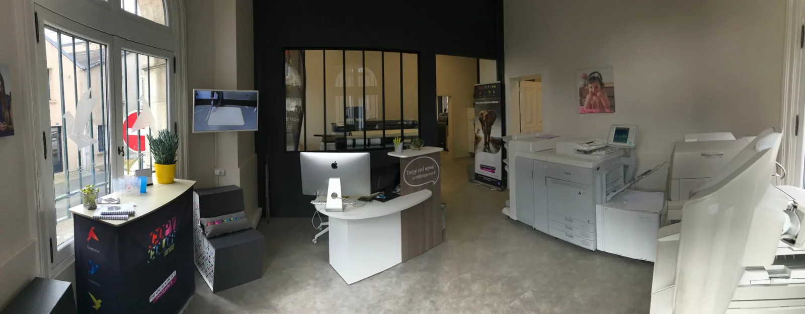 La boutique Copy Color Service rue du Four : comptoir d'accueil, presse numérique et atelier grand format derrière la verrière